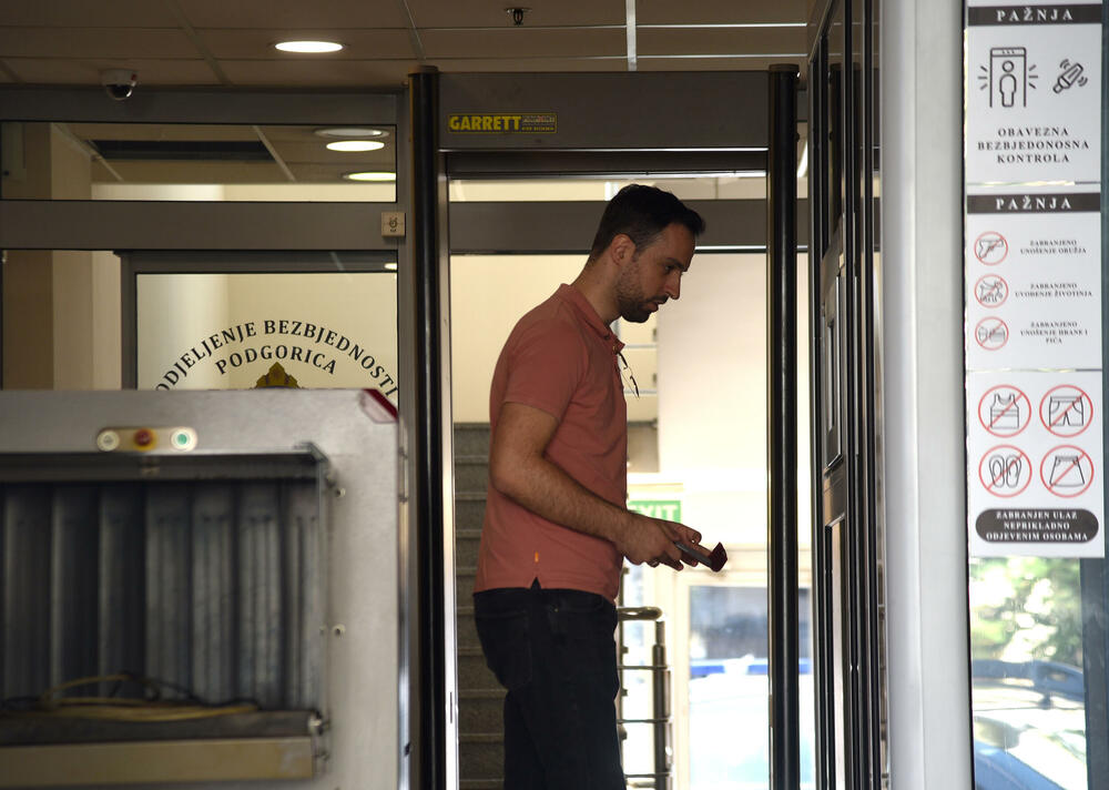 <p>"U izjavi koju sam dao u Upravi policije sam kazao da sam, ako organi odluče da sam kriv, spreman da koleginicu Zdenku Petrol obeštetim u odgovarajućoj količini popeka ili dizel goriva", rekao je poslanik SD-a</p>