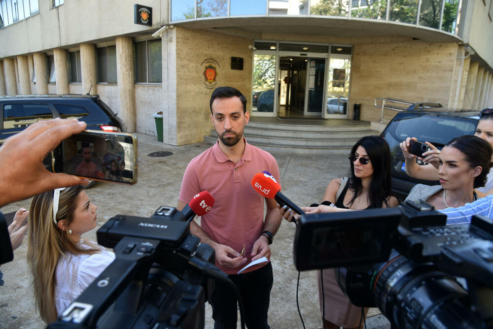 <p>"U izjavi koju sam dao u Upravi policije sam kazao da sam, ako organi odluče da sam kriv, spreman da koleginicu Zdenku Petrol obeštetim u odgovarajućoj količini popeka ili dizel goriva", rekao je poslanik SD-a</p>