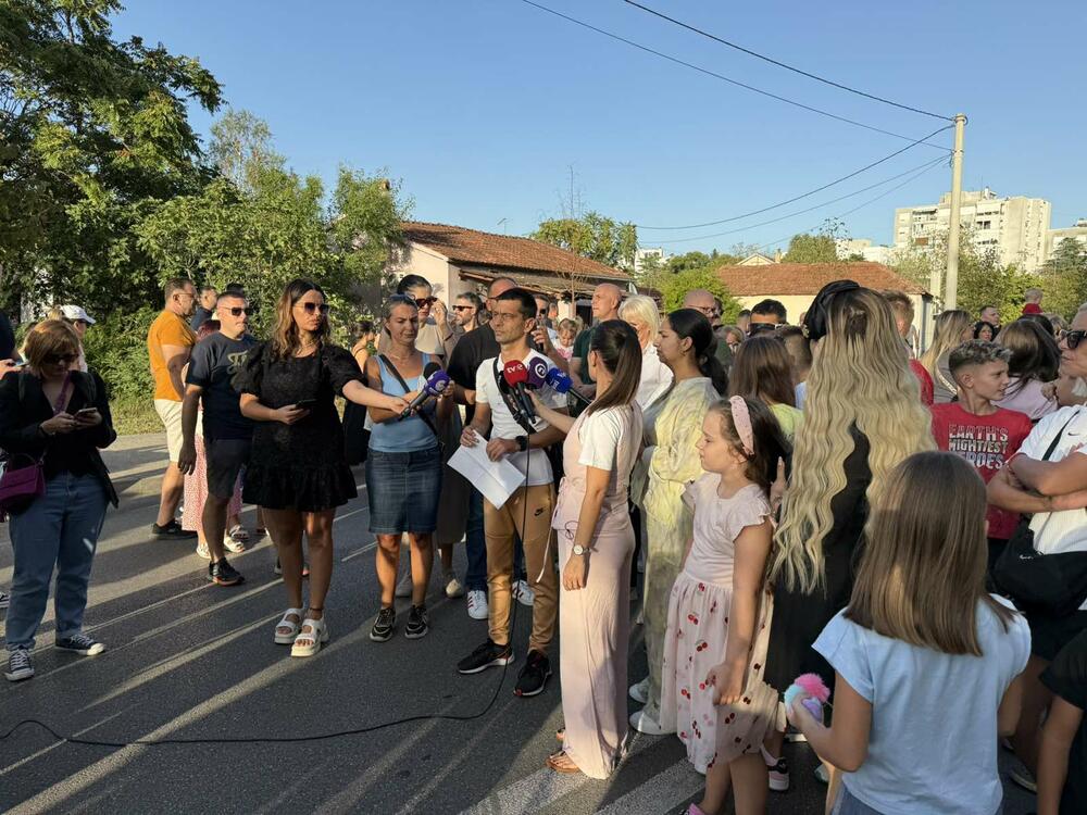 <p>Mještani podgoričkog naselja Zabjelo održali dvadesetominutni protest</p>