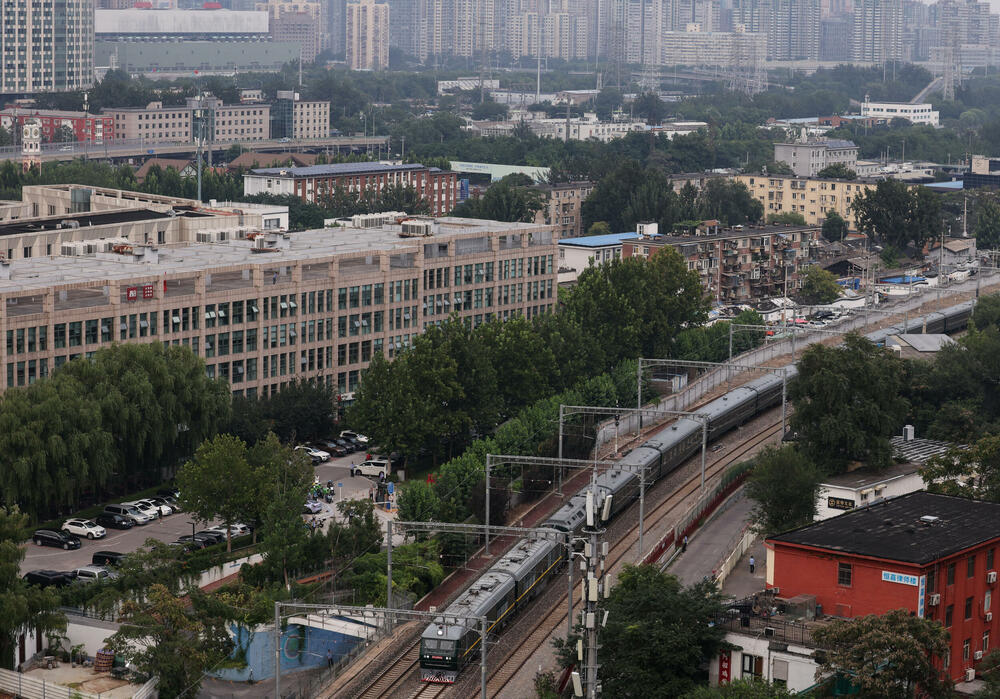<p>Kim je ušao u Kinu u svom oklopnom vozu, za koji se kaže da uključuje restoran u kojem se služe vrhunska francuska vina i jela poput svježeg jastoga, navodi BBC</p>