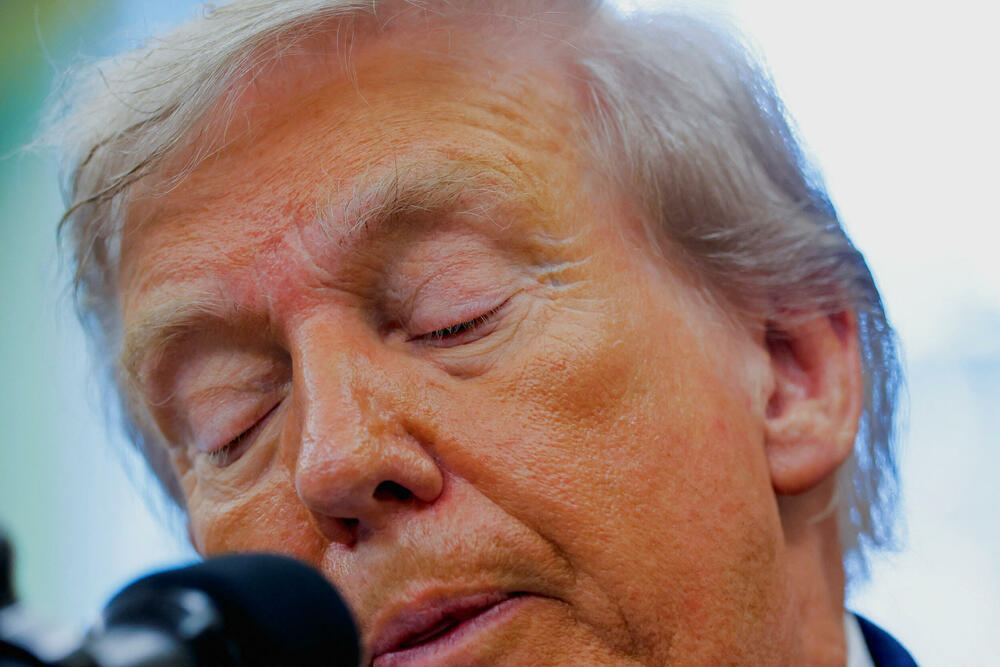 <p>"Idemo tamo. Nisam rekao kada, ali idemo", rekao je Tramp okupljenim novinarima u Ovalnom kabinetu.</p>