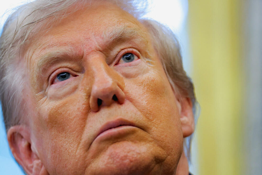 <p>"Idemo tamo. Nisam rekao kada, ali idemo", rekao je Tramp okupljenim novinarima u Ovalnom kabinetu.</p>