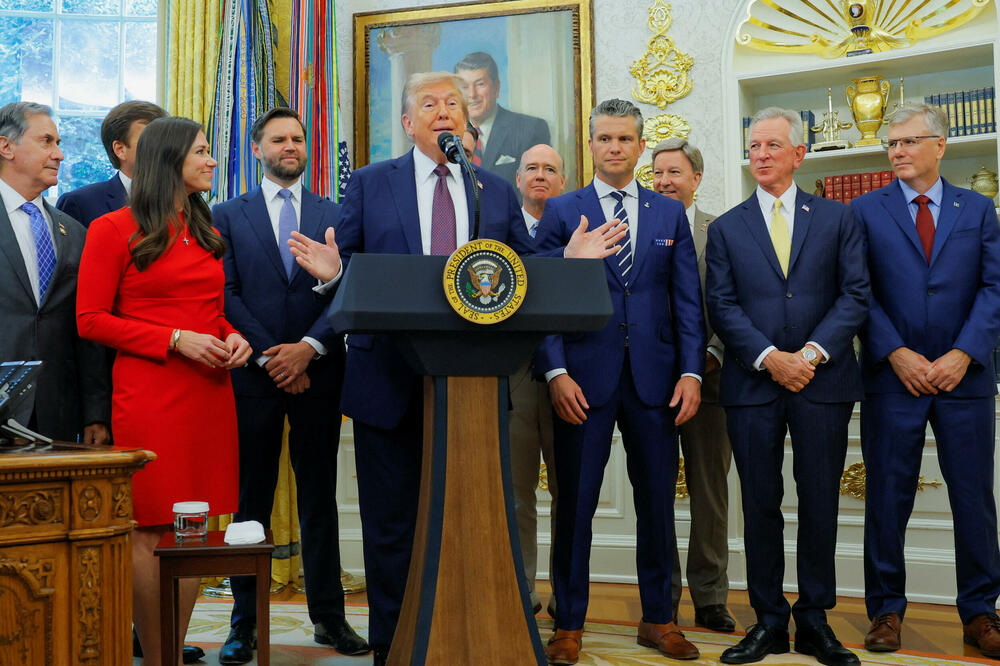 <p>"Idemo tamo. Nisam rekao kada, ali idemo", rekao je Tramp okupljenim novinarima u Ovalnom kabinetu.</p>