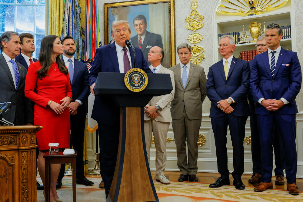 <p>"Idemo tamo. Nisam rekao kada, ali idemo", rekao je Tramp okupljenim novinarima u Ovalnom kabinetu.</p>