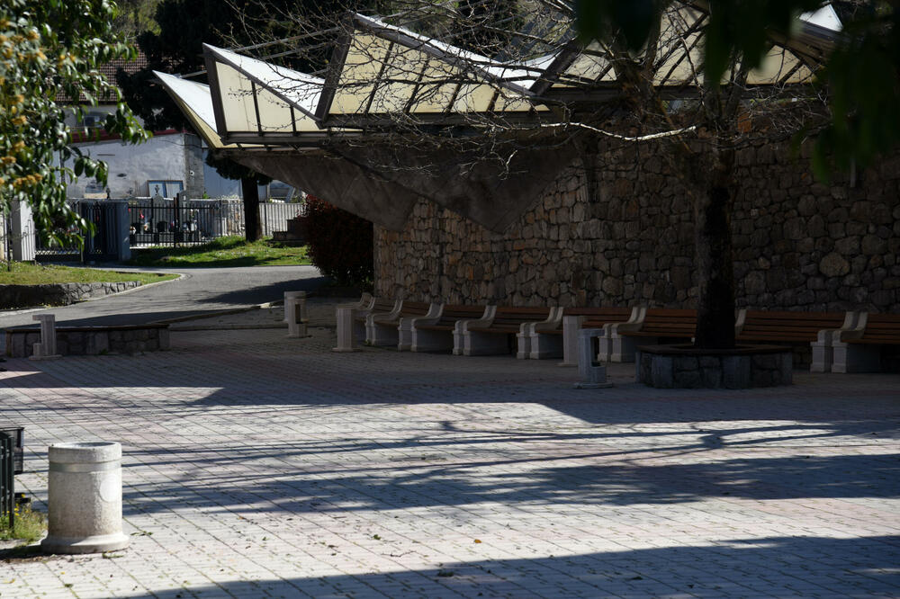 Direktor “Pogrebnih uslova” Radonja Vulikić tvrdi da se tokom godine zaposlenima isplaćuju i dodaci (ilustracija), Foto: BORIS PEJOVIC