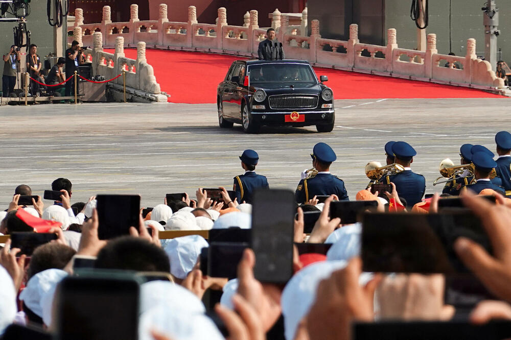 <p>Održana najveća vojna parada u Kini</p>  <p>Raskošni događaj, kojim je obilježeno 80 godina od poraza Japana na kraju Drugog svjetskog rata, uglavnom su ignorisali zapadni lideri, dok su Vladimir Putin i Kim Džong Un bili počasni gosti</p>