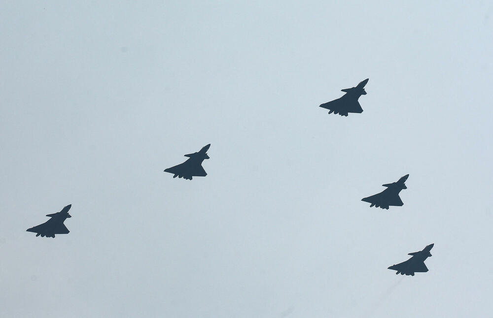 <p>Održana najveća vojna parada u Kini</p>  <p>Raskošni događaj, kojim je obilježeno 80 godina od poraza Japana na kraju Drugog svjetskog rata, uglavnom su ignorisali zapadni lideri, dok su Vladimir Putin i Kim Džong Un bili počasni gosti</p>