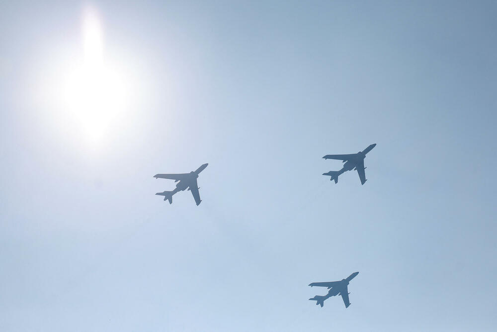 <p>Održana najveća vojna parada u Kini</p>  <p>Raskošni događaj, kojim je obilježeno 80 godina od poraza Japana na kraju Drugog svjetskog rata, uglavnom su ignorisali zapadni lideri, dok su Vladimir Putin i Kim Džong Un bili počasni gosti</p>