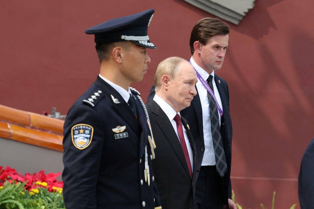 <p>Održana najveća vojna parada u Kini</p>  <p>Raskošni događaj, kojim je obilježeno 80 godina od poraza Japana na kraju Drugog svjetskog rata, uglavnom su ignorisali zapadni lideri, dok su Vladimir Putin i Kim Džong Un bili počasni gosti</p>