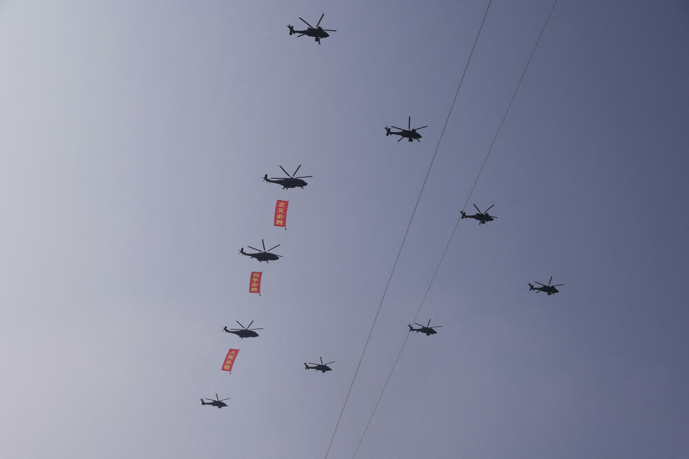 <p>Održana najveća vojna parada u Kini</p>  <p>Raskošni događaj, kojim je obilježeno 80 godina od poraza Japana na kraju Drugog svjetskog rata, uglavnom su ignorisali zapadni lideri, dok su Vladimir Putin i Kim Džong Un bili počasni gosti</p>