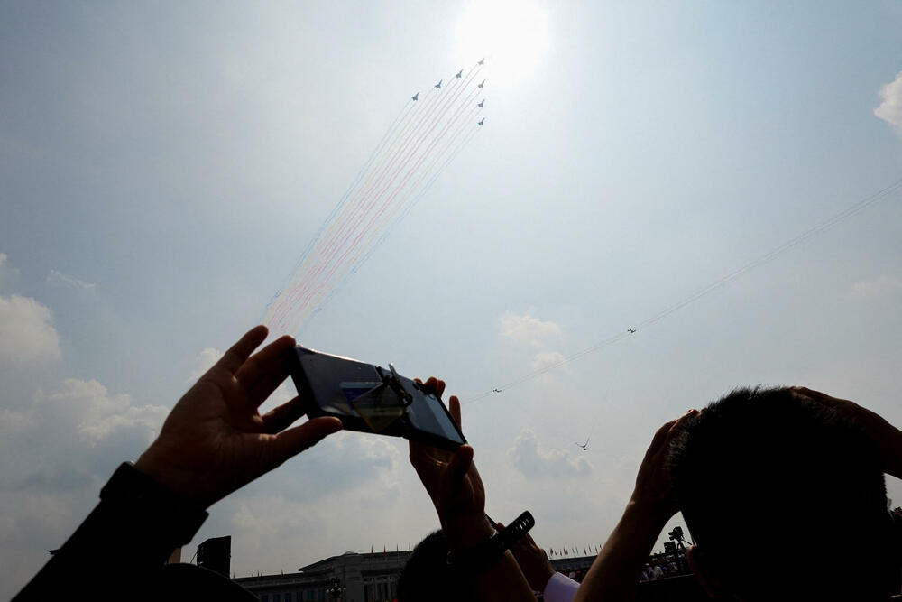 <p>Održana najveća vojna parada u Kini</p>  <p>Raskošni događaj, kojim je obilježeno 80 godina od poraza Japana na kraju Drugog svjetskog rata, uglavnom su ignorisali zapadni lideri, dok su Vladimir Putin i Kim Džong Un bili počasni gosti</p>