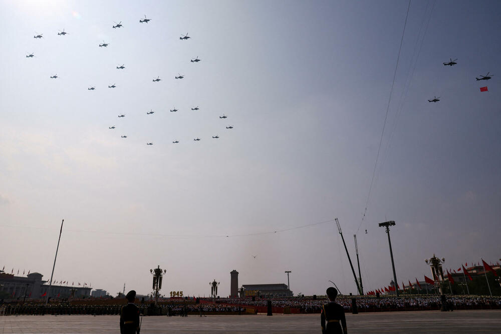 <p>Održana najveća vojna parada u Kini</p>  <p>Raskošni događaj, kojim je obilježeno 80 godina od poraza Japana na kraju Drugog svjetskog rata, uglavnom su ignorisali zapadni lideri, dok su Vladimir Putin i Kim Džong Un bili počasni gosti</p>