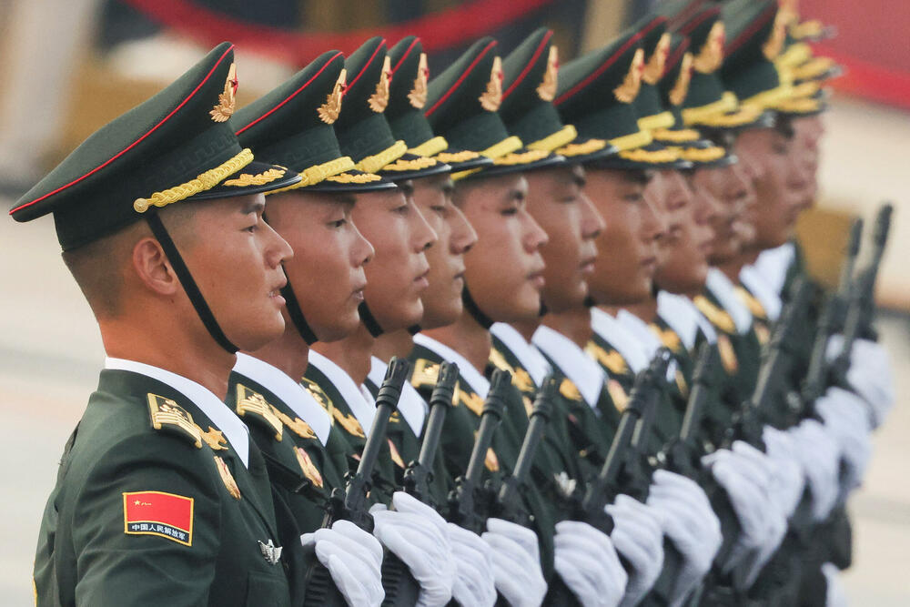 <p>Održana najveća vojna parada u Kini</p>  <p>Raskošni događaj, kojim je obilježeno 80 godina od poraza Japana na kraju Drugog svjetskog rata, uglavnom su ignorisali zapadni lideri, dok su Vladimir Putin i Kim Džong Un bili počasni gosti</p>