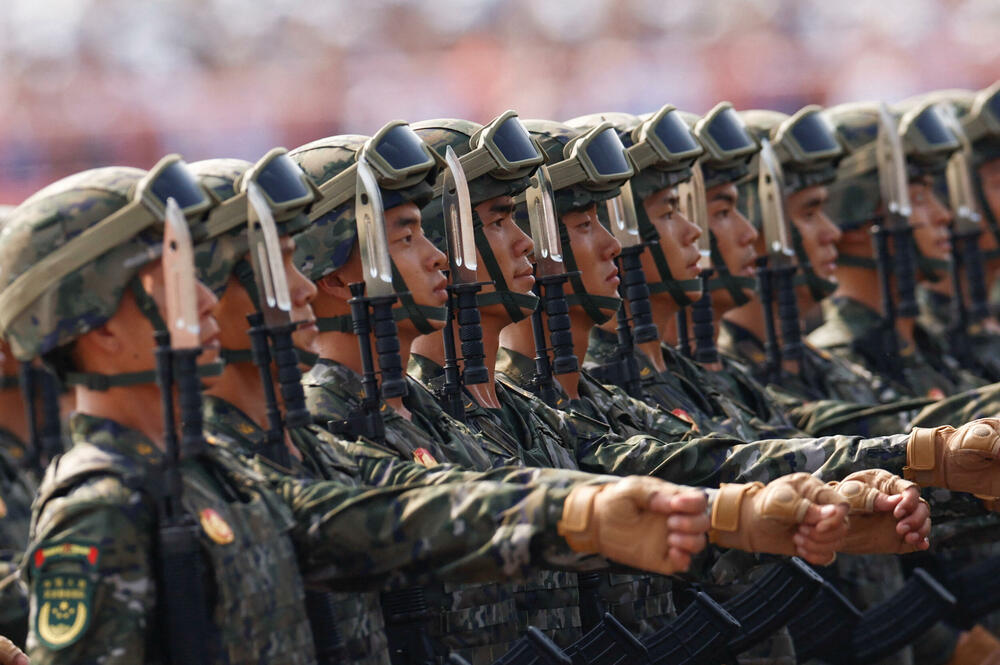 <p>Održana najveća vojna parada u Kini</p>  <p>Raskošni događaj, kojim je obilježeno 80 godina od poraza Japana na kraju Drugog svjetskog rata, uglavnom su ignorisali zapadni lideri, dok su Vladimir Putin i Kim Džong Un bili počasni gosti</p>
