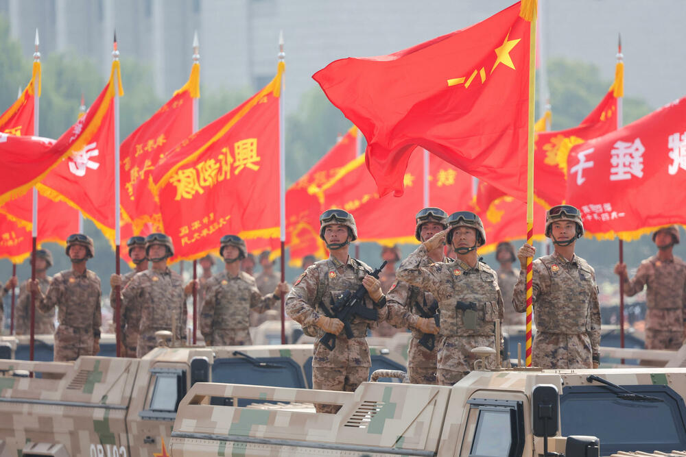 <p>Održana najveća vojna parada u Kini</p>  <p>Raskošni događaj, kojim je obilježeno 80 godina od poraza Japana na kraju Drugog svjetskog rata, uglavnom su ignorisali zapadni lideri, dok su Vladimir Putin i Kim Džong Un bili počasni gosti</p>