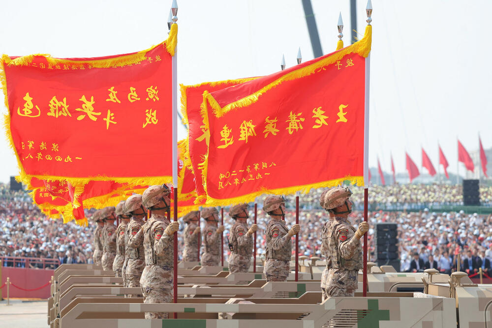 <p>Održana najveća vojna parada u Kini</p>  <p>Raskošni događaj, kojim je obilježeno 80 godina od poraza Japana na kraju Drugog svjetskog rata, uglavnom su ignorisali zapadni lideri, dok su Vladimir Putin i Kim Džong Un bili počasni gosti</p>