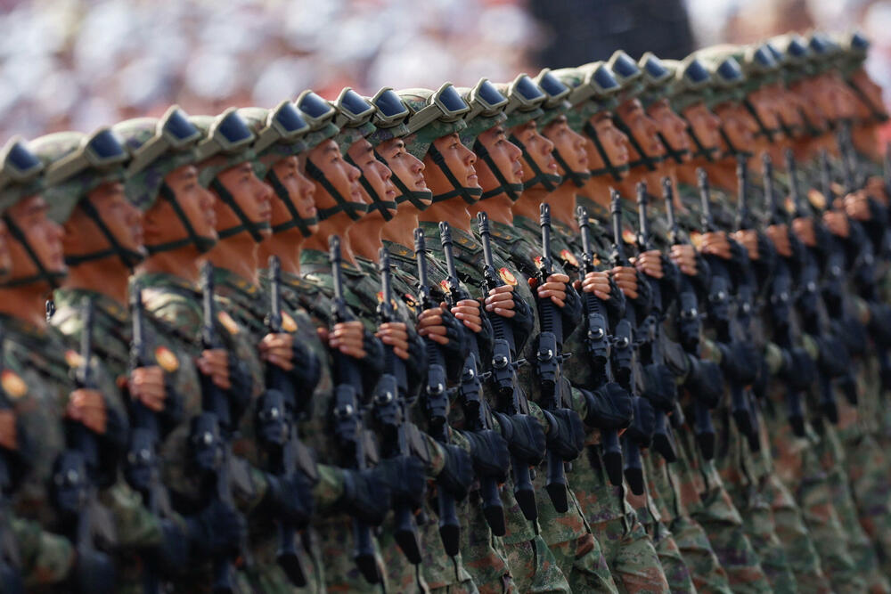 <p>Održana najveća vojna parada u Kini</p>  <p>Raskošni događaj, kojim je obilježeno 80 godina od poraza Japana na kraju Drugog svjetskog rata, uglavnom su ignorisali zapadni lideri, dok su Vladimir Putin i Kim Džong Un bili počasni gosti</p>