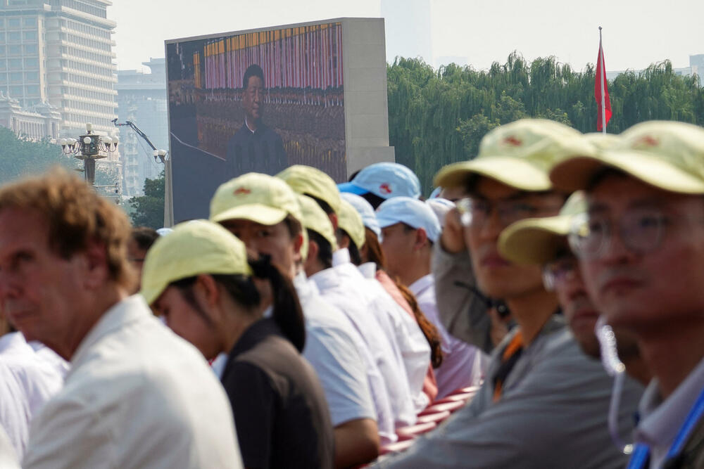 <p>Održana najveća vojna parada u Kini</p>  <p>Raskošni događaj, kojim je obilježeno 80 godina od poraza Japana na kraju Drugog svjetskog rata, uglavnom su ignorisali zapadni lideri, dok su Vladimir Putin i Kim Džong Un bili počasni gosti</p>