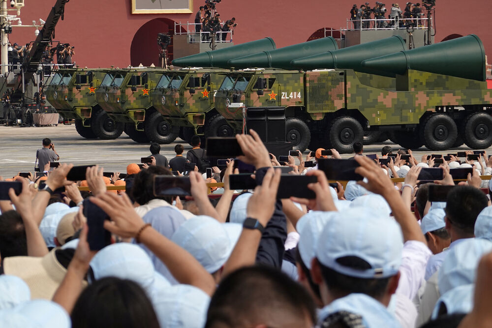 <p>Održana najveća vojna parada u Kini</p>  <p>Raskošni događaj, kojim je obilježeno 80 godina od poraza Japana na kraju Drugog svjetskog rata, uglavnom su ignorisali zapadni lideri, dok su Vladimir Putin i Kim Džong Un bili počasni gosti</p>