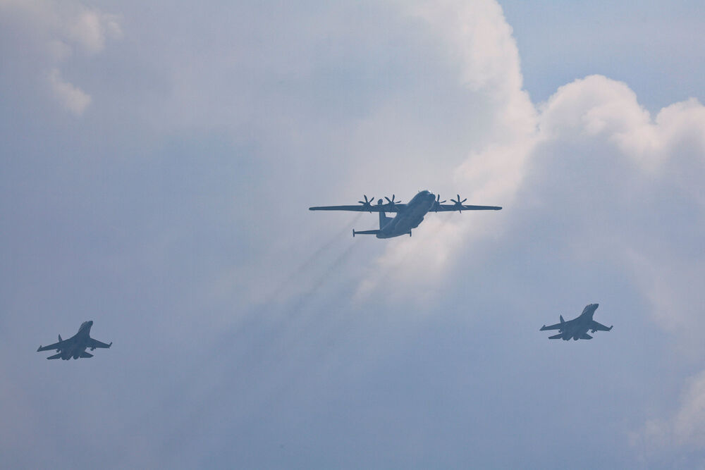 <p>Održana najveća vojna parada u Kini</p>  <p>Raskošni događaj, kojim je obilježeno 80 godina od poraza Japana na kraju Drugog svjetskog rata, uglavnom su ignorisali zapadni lideri, dok su Vladimir Putin i Kim Džong Un bili počasni gosti</p>