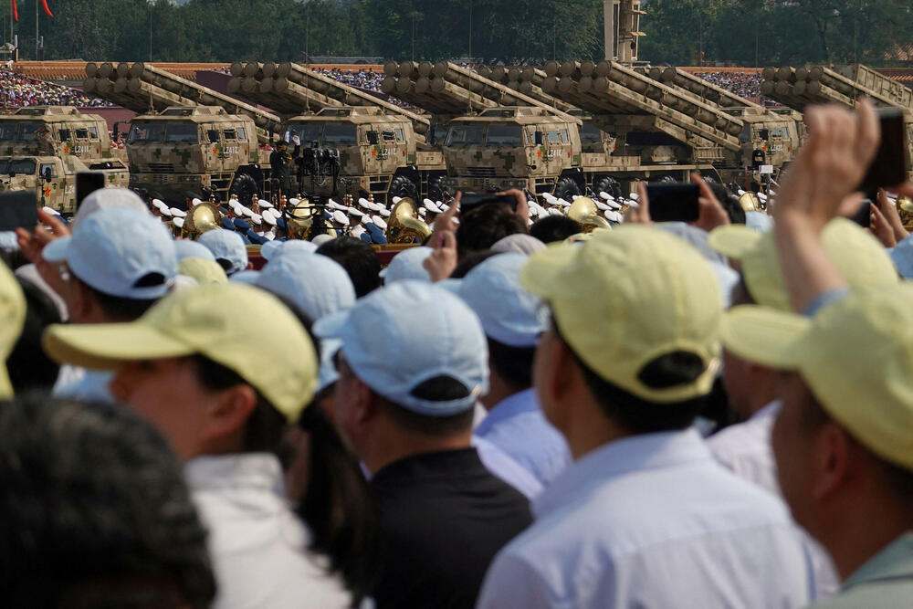 <p>Održana najveća vojna parada u Kini</p>  <p>Raskošni događaj, kojim je obilježeno 80 godina od poraza Japana na kraju Drugog svjetskog rata, uglavnom su ignorisali zapadni lideri, dok su Vladimir Putin i Kim Džong Un bili počasni gosti</p>