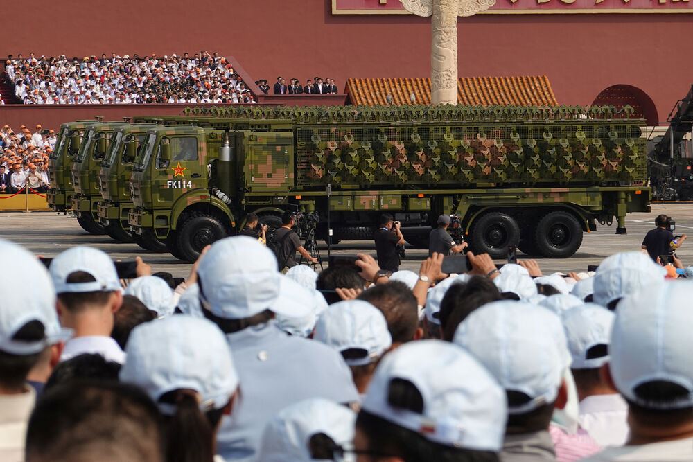 <p>Održana najveća vojna parada u Kini</p>  <p>Raskošni događaj, kojim je obilježeno 80 godina od poraza Japana na kraju Drugog svjetskog rata, uglavnom su ignorisali zapadni lideri, dok su Vladimir Putin i Kim Džong Un bili počasni gosti</p>
