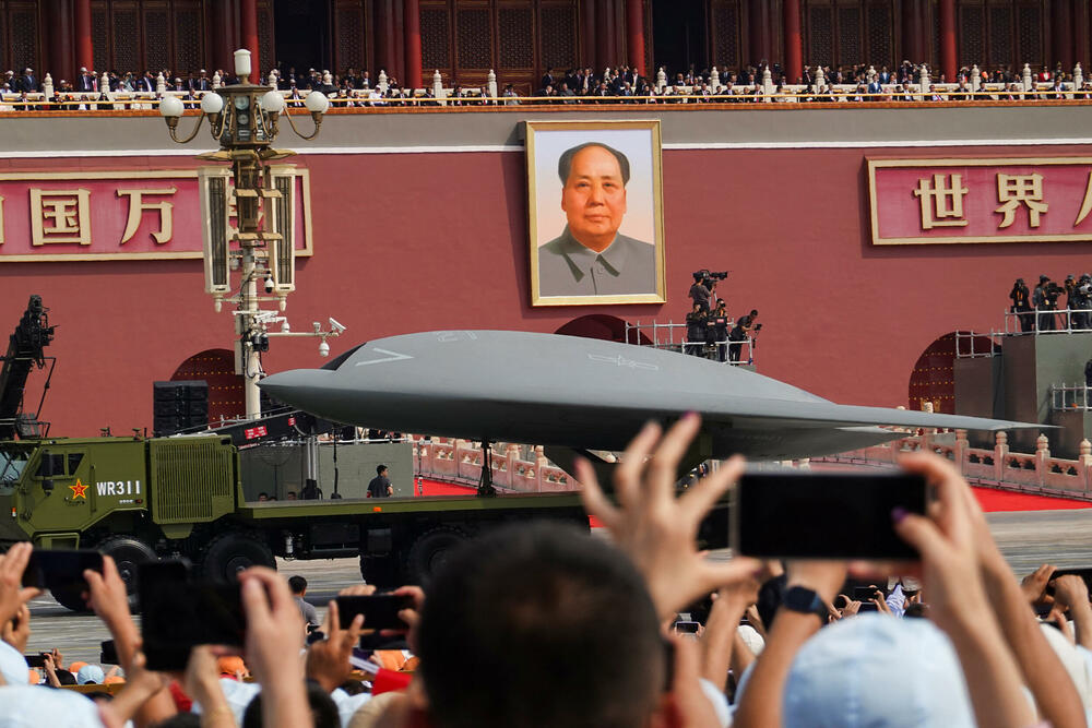 <p>Održana najveća vojna parada u Kini</p>  <p>Raskošni događaj, kojim je obilježeno 80 godina od poraza Japana na kraju Drugog svjetskog rata, uglavnom su ignorisali zapadni lideri, dok su Vladimir Putin i Kim Džong Un bili počasni gosti</p>