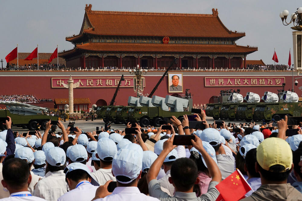 <p>Održana najveća vojna parada u Kini</p>  <p>Raskošni događaj, kojim je obilježeno 80 godina od poraza Japana na kraju Drugog svjetskog rata, uglavnom su ignorisali zapadni lideri, dok su Vladimir Putin i Kim Džong Un bili počasni gosti</p>