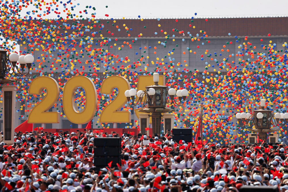 <p>Održana najveća vojna parada u Kini</p>  <p>Raskošni događaj, kojim je obilježeno 80 godina od poraza Japana na kraju Drugog svjetskog rata, uglavnom su ignorisali zapadni lideri, dok su Vladimir Putin i Kim Džong Un bili počasni gosti</p>