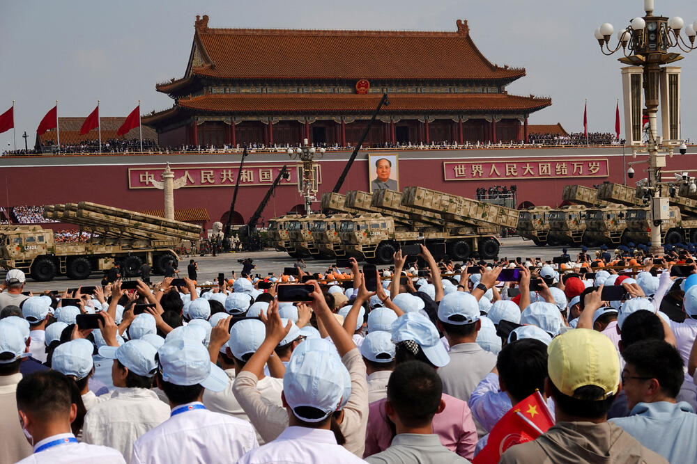 <p>Održana najveća vojna parada u Kini</p>  <p>Raskošni događaj, kojim je obilježeno 80 godina od poraza Japana na kraju Drugog svjetskog rata, uglavnom su ignorisali zapadni lideri, dok su Vladimir Putin i Kim Džong Un bili počasni gosti</p>