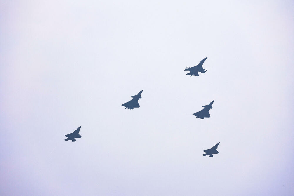 <p>"Kineki narod je narod koji se ne plaši nasilja i oslanja se sam na sebe i jak je. Mi ćemo se držati puta mirnog razvoja i raditi ruku pod ruku sa narodima svih zemalja da izgradimo zajednicu, sa zajedničkom budućnošću za čovječanstvo", rekao je Si</p>