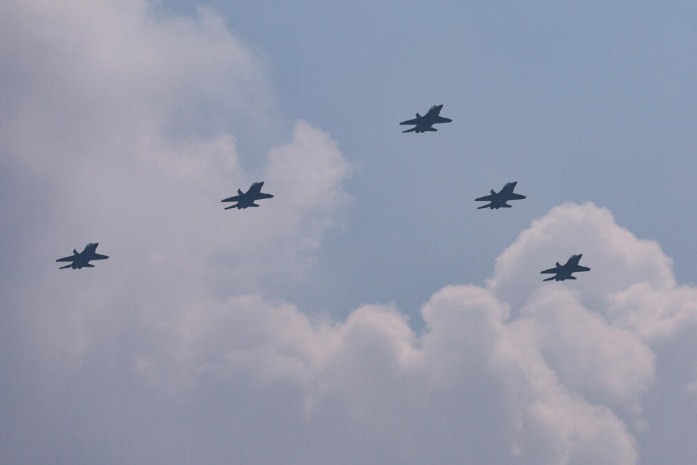 <p>"Kineki narod je narod koji se ne plaši nasilja i oslanja se sam na sebe i jak je. Mi ćemo se držati puta mirnog razvoja i raditi ruku pod ruku sa narodima svih zemalja da izgradimo zajednicu, sa zajedničkom budućnošću za čovječanstvo", rekao je Si</p>