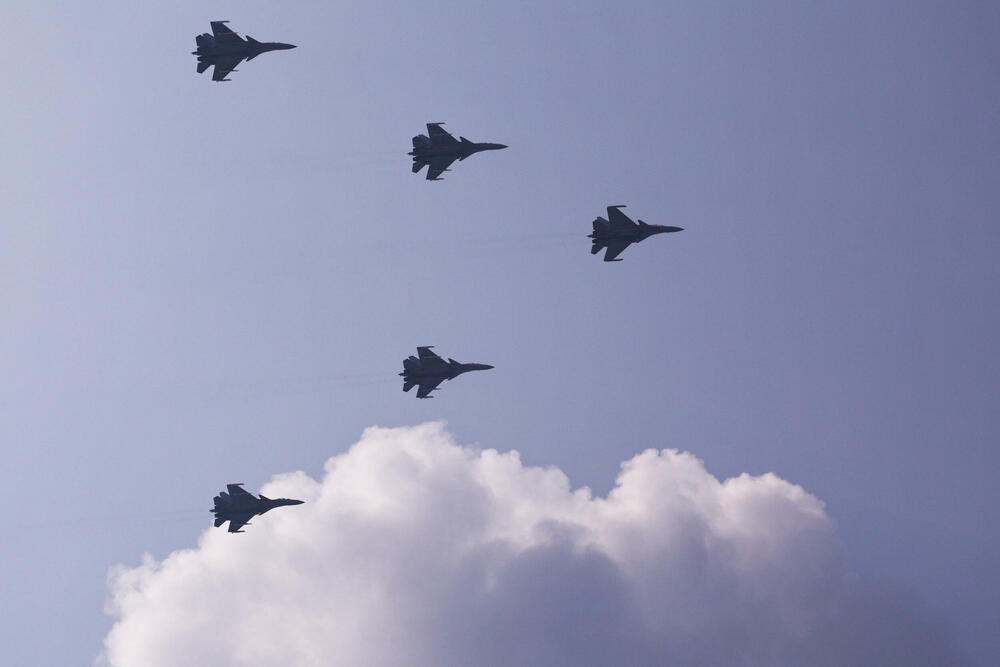 <p>"Kineki narod je narod koji se ne plaši nasilja i oslanja se sam na sebe i jak je. Mi ćemo se držati puta mirnog razvoja i raditi ruku pod ruku sa narodima svih zemalja da izgradimo zajednicu, sa zajedničkom budućnošću za čovječanstvo", rekao je Si</p>