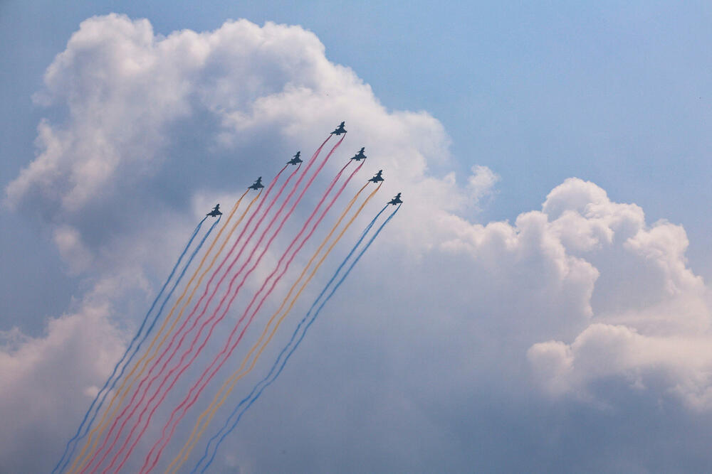 <p>"Kineki narod je narod koji se ne plaši nasilja i oslanja se sam na sebe i jak je. Mi ćemo se držati puta mirnog razvoja i raditi ruku pod ruku sa narodima svih zemalja da izgradimo zajednicu, sa zajedničkom budućnošću za čovječanstvo", rekao je Si</p>