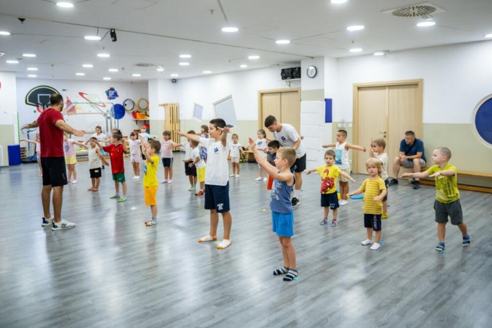 <p>Tokom ljetnjeg raspusta, više stotina predškolaca i osnovaca iz Podgorice provelo je dane ispunjene sportom, igrom i druženjem na različitim lokacijama širom grada</p>