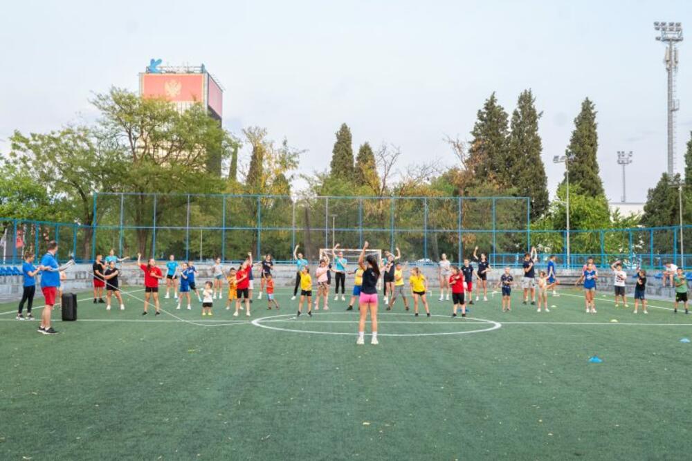 <p>Tokom ljetnjeg raspusta, više stotina predškolaca i osnovaca iz Podgorice provelo je dane ispunjene sportom, igrom i druženjem na različitim lokacijama širom grada</p>