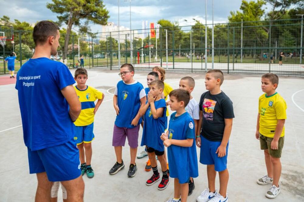 <p>Tokom ljetnjeg raspusta, više stotina predškolaca i osnovaca iz Podgorice provelo je dane ispunjene sportom, igrom i druženjem na različitim lokacijama širom grada</p>