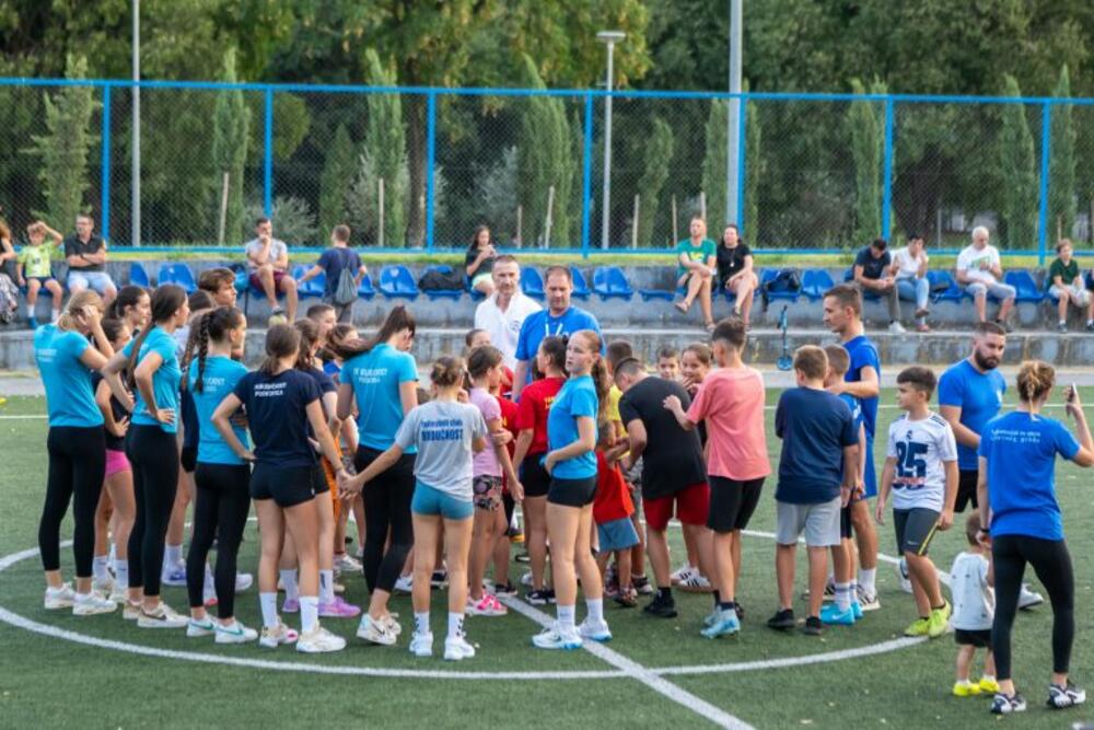 <p>Tokom ljetnjeg raspusta, više stotina predškolaca i osnovaca iz Podgorice provelo je dane ispunjene sportom, igrom i druženjem na različitim lokacijama širom grada</p>