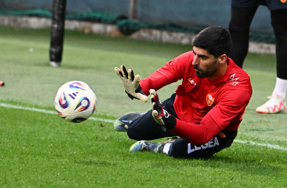 <p>Fudbalska reprezentacija Crne Gore u petak (20:45) u Podgorici dočekuje Češku u kvalifikacijama za Svjetsko prvenstvo. Tri danas kasnije "hrabri sokoli" gostuju Hrvatskoj (20:45)</p>