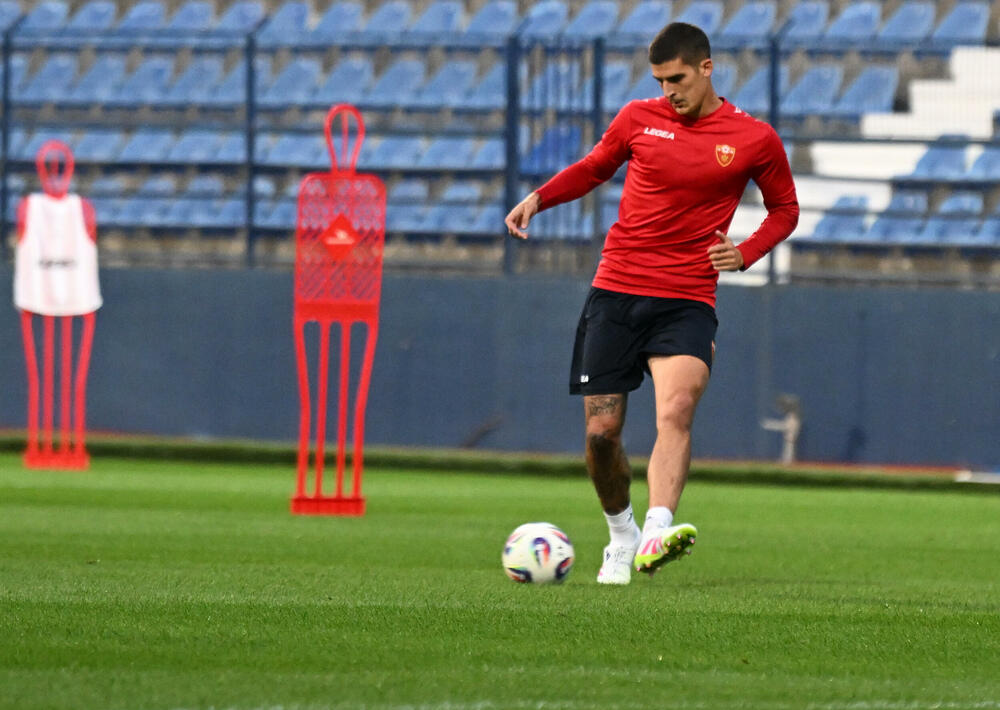 <p>Fudbalska reprezentacija Crne Gore u petak (20:45) u Podgorici dočekuje Češku u kvalifikacijama za Svjetsko prvenstvo. Tri danas kasnije "hrabri sokoli" gostuju Hrvatskoj (20:45)</p>