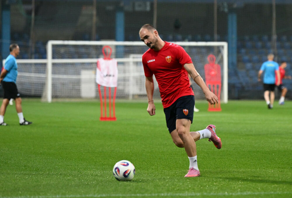 <p>Fudbalska reprezentacija Crne Gore u petak (20:45) u Podgorici dočekuje Češku u kvalifikacijama za Svjetsko prvenstvo. Tri danas kasnije "hrabri sokoli" gostuju Hrvatskoj (20:45)</p>