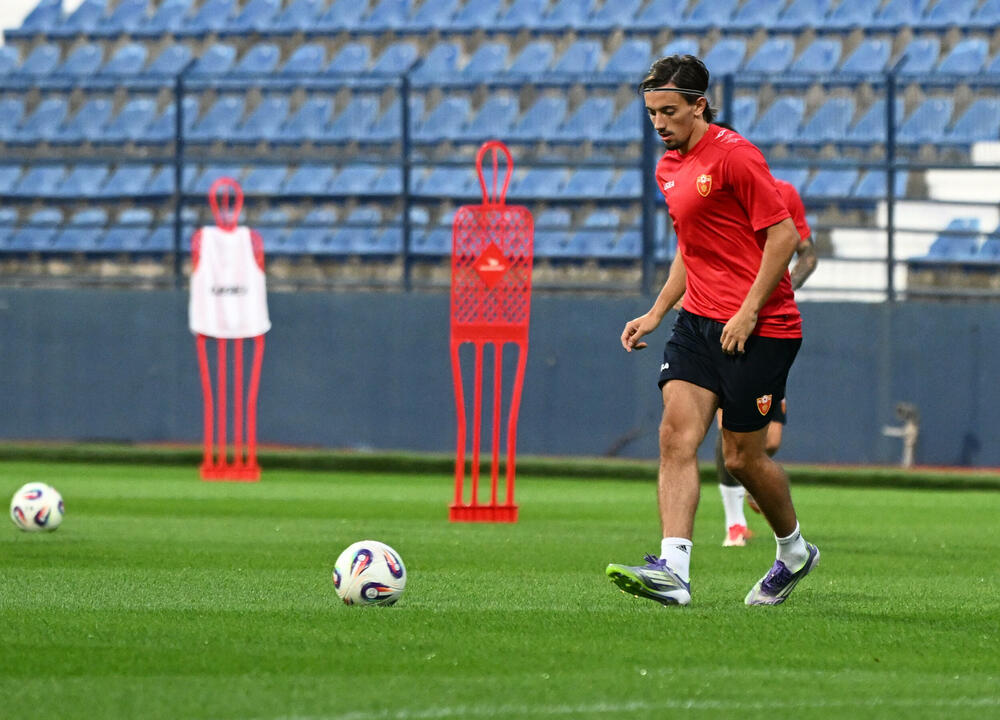 <p>Fudbalska reprezentacija Crne Gore u petak (20:45) u Podgorici dočekuje Češku u kvalifikacijama za Svjetsko prvenstvo. Tri danas kasnije "hrabri sokoli" gostuju Hrvatskoj (20:45)</p>