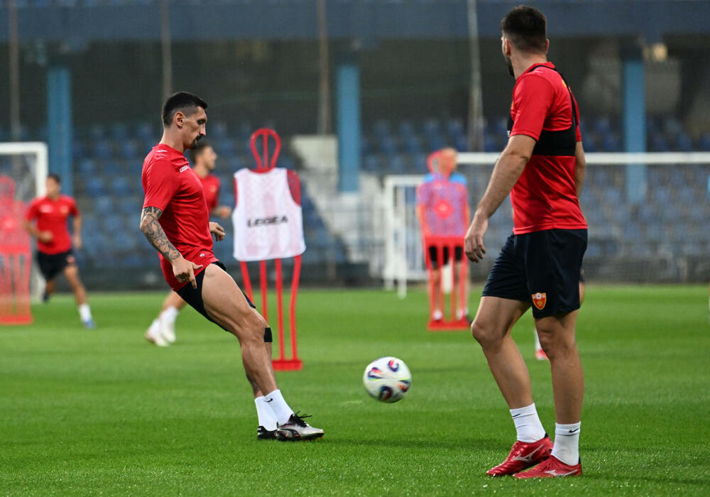 <p>Fudbalska reprezentacija Crne Gore u petak (20:45) u Podgorici dočekuje Češku u kvalifikacijama za Svjetsko prvenstvo. Tri danas kasnije "hrabri sokoli" gostuju Hrvatskoj (20:45)</p>