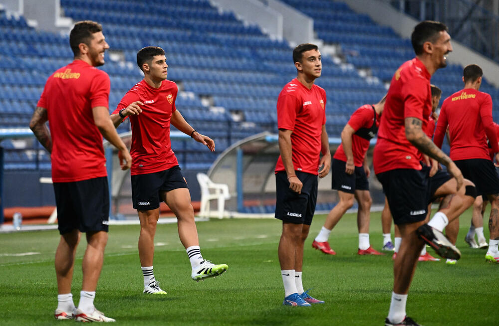 <p>Fudbalska reprezentacija Crne Gore u petak (20:45) u Podgorici dočekuje Češku u kvalifikacijama za Svjetsko prvenstvo. Tri danas kasnije "hrabri sokoli" gostuju Hrvatskoj (20:45)</p>