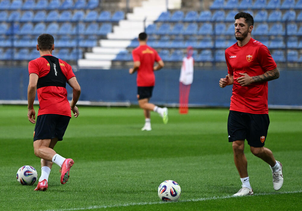 <p>Fudbalska reprezentacija Crne Gore u petak (20:45) u Podgorici dočekuje Češku u kvalifikacijama za Svjetsko prvenstvo. Tri danas kasnije "hrabri sokoli" gostuju Hrvatskoj (20:45)</p>