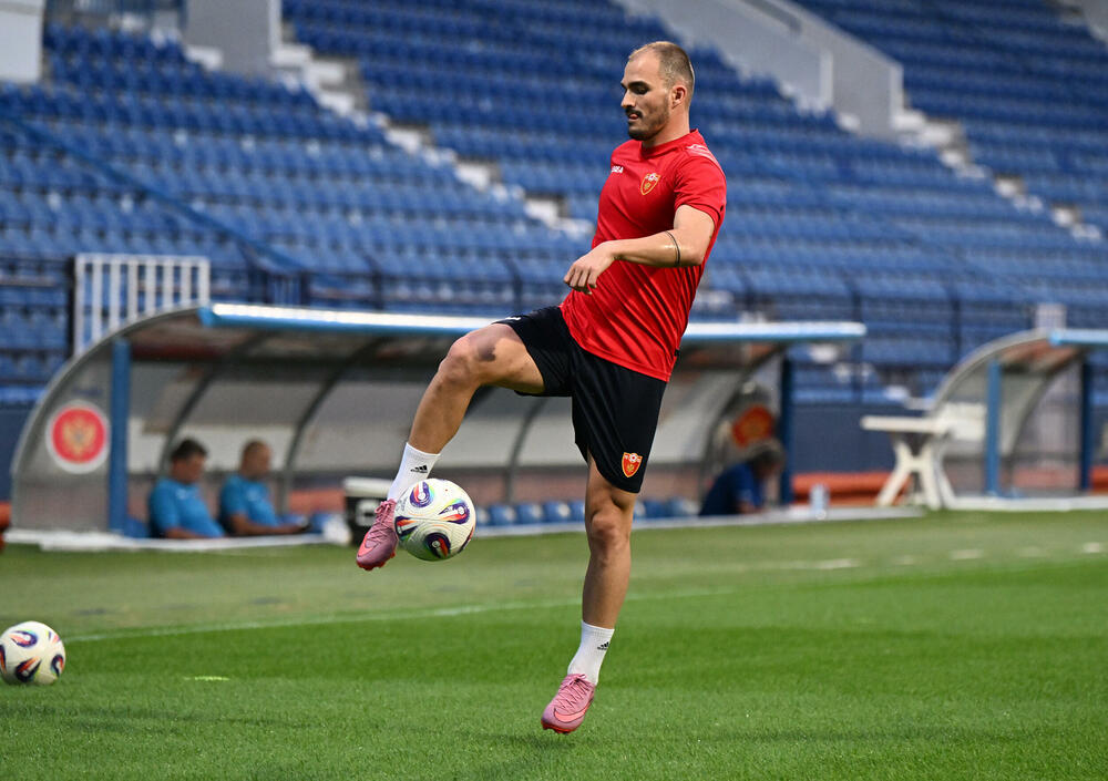 <p>Fudbalska reprezentacija Crne Gore u petak (20:45) u Podgorici dočekuje Češku u kvalifikacijama za Svjetsko prvenstvo. Tri danas kasnije "hrabri sokoli" gostuju Hrvatskoj (20:45)</p>