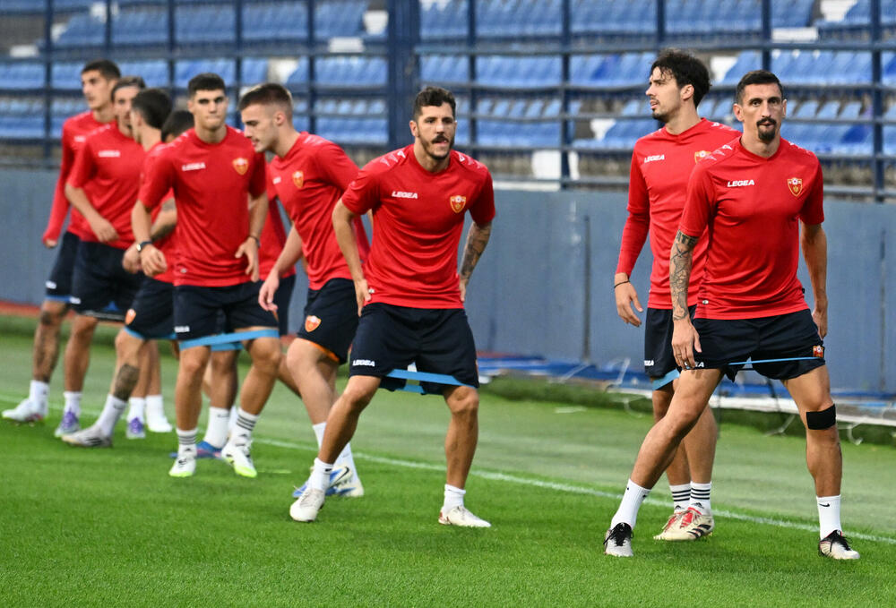 <p>Fudbalska reprezentacija Crne Gore u petak (20:45) u Podgorici dočekuje Češku u kvalifikacijama za Svjetsko prvenstvo. Tri danas kasnije "hrabri sokoli" gostuju Hrvatskoj (20:45)</p>