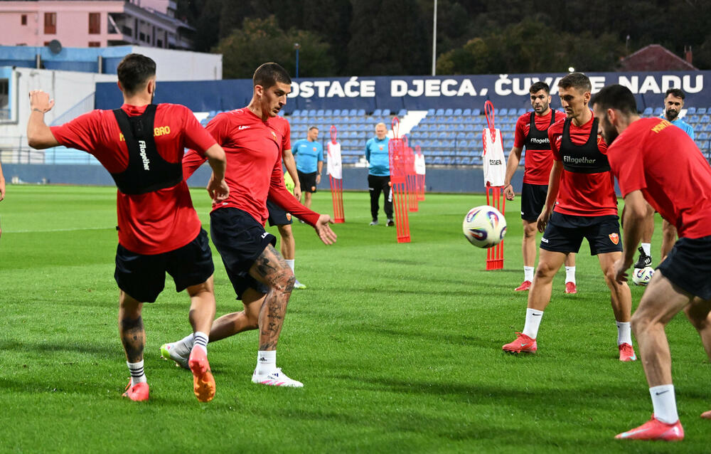 <p>Fudbalska reprezentacija Crne Gore u petak (20:45) u Podgorici dočekuje Češku u kvalifikacijama za Svjetsko prvenstvo. Tri danas kasnije "hrabri sokoli" gostuju Hrvatskoj (20:45)</p>