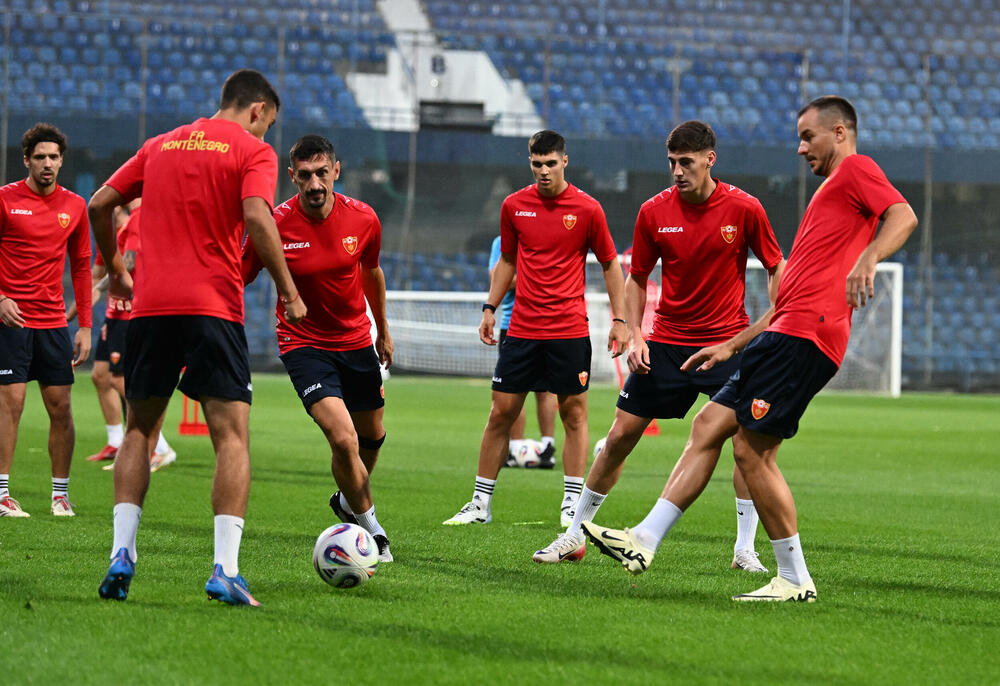 <p>Fudbalska reprezentacija Crne Gore u petak (20:45) u Podgorici dočekuje Češku u kvalifikacijama za Svjetsko prvenstvo. Tri danas kasnije "hrabri sokoli" gostuju Hrvatskoj (20:45)</p>