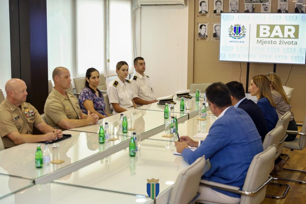 <p>Raičević je naglasio da posjeta broda USS Mount Whitney predstavlja još jednu potvrdu oslonca na podršku američkih partnera, naročito u vremenu globalnih izazova, rata na tlu Evrope i krize na Bliskom istoku</p>